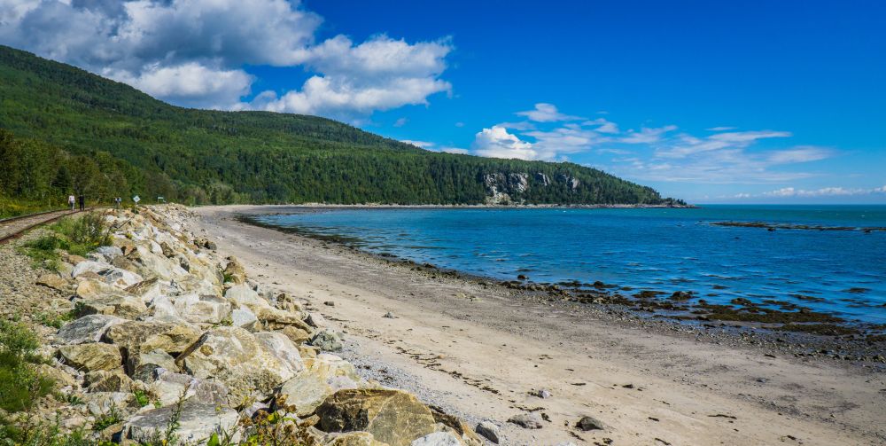 Plage de Charlevoix avec ses eaux bleues et ses montagnes